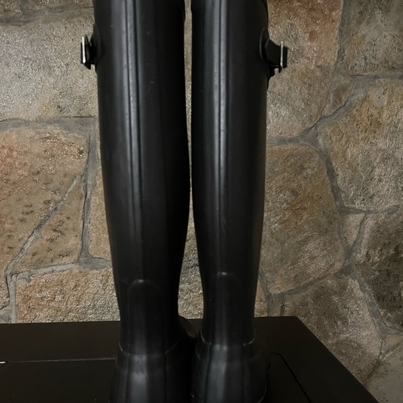 Tall HUNTER matte black rain boots - Picture 3 of 4